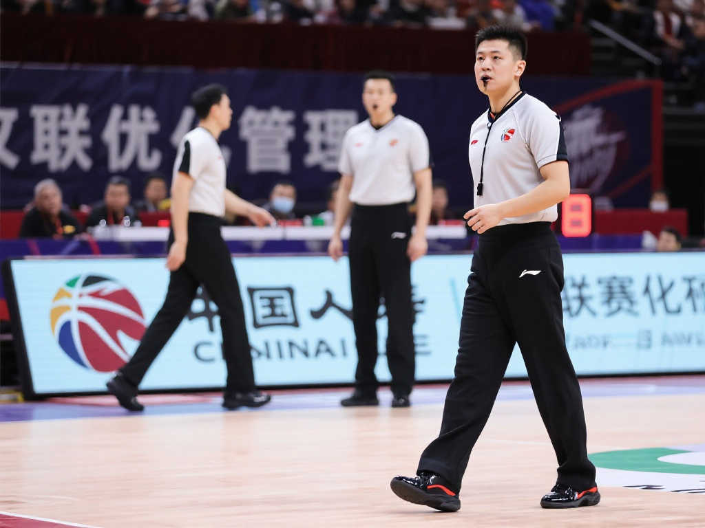 CBA赛场裁判表现受关注,联赛公信力提升 CBA赛场裁判表现受关注,联赛公信力提升