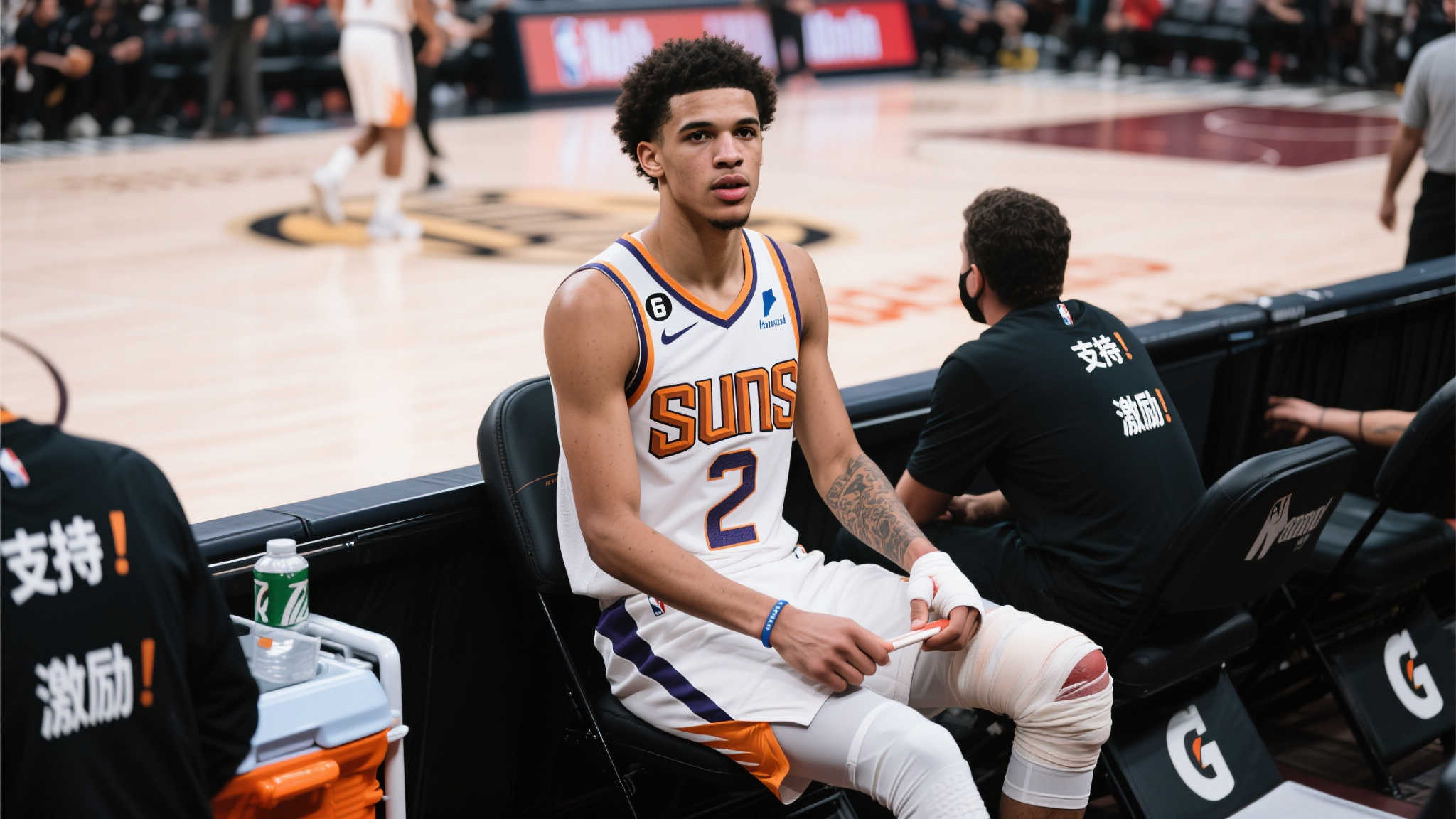 哈利伯顿拄拐杖守候队友球员通道，击掌传递力量与鼓励